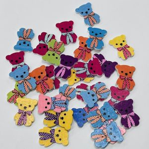 Medinė sagutė „Meškutis su kaspinėliu”, 1vnt 00233