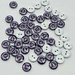 Medinė violetinė sagutė „Baltas herbas”, 15mm, 1vnt 01594