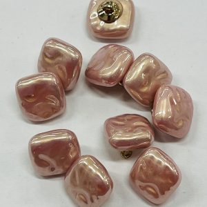 Saga „Kvadratinis rožinis perliukas ant auksinės kojelės”, 12mm, 1vnt 1020