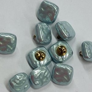 Saga „Kvadratinis melsvas perliukas ant auksinės kojelės”, 12mm, 1vnt 1025
