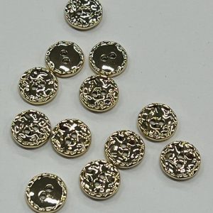 Auksinė, nelygiu paviršiumi, saga, 2 skylučių, 11mm, 1vnt 03159
