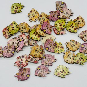 Medinė vaikiška sagutė „Marga žuvytė”, 28mm*24mm, 1vnt 00895