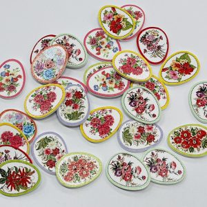 Medinė sagutė „Kiaušinis puoštas gėlėmis”, 31*23mm, 1vnt 00619