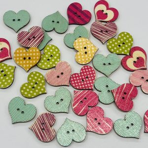 Medinė vaikiška sagutė „Marga širdelė”, 2,5cm, 1vnt 00998