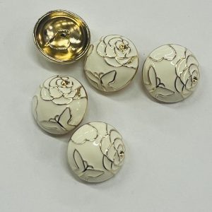 Pieno baltumo metalinė saga aukso raižiniais, 18mm, 1vnt 03193