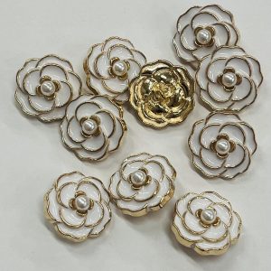 Auksinė saga „Balta gėlytė”, auksiniais raižiniais, 23mm, 1vnt 03199