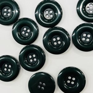 Plastikinė tamsiai žalia saga putliais kraštais, 30mm, 1vnt 03243