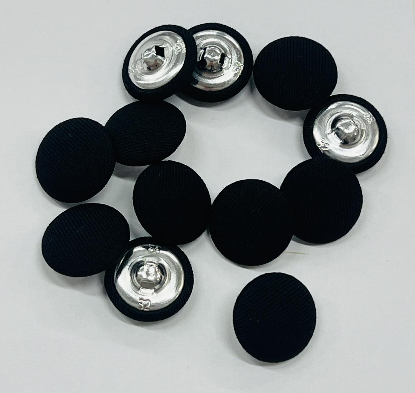Juodos, audiniu vilktos sagos, 19mm, 1vnt 03252