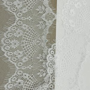 Balta nėrinių juosta, 13,5cm, kabančiais siūlais, 1m 00677