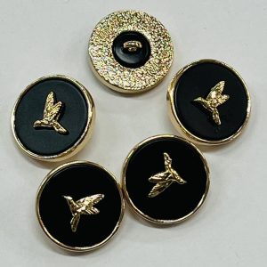 Auksinė saga „Skrendantis paukštis” juodam fone, 18mm, 1vnt 03262