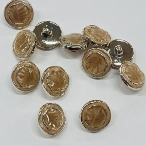 Šviesiai ruda plastikinė sagutė „Meniškas perlamutras”, 18mm, 1vnt 03282
