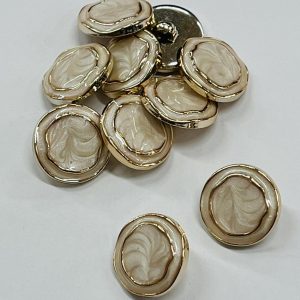 Kreminė plastikinė sagutė „Meniškas perlamutras”, 21mm, 1vnt 03295
