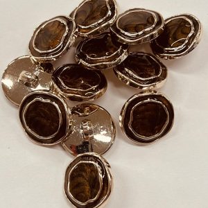 Tamsiai ruda plastikinė sagutė „Meniškas perlamutras”, 18mm, 1vnt 03289