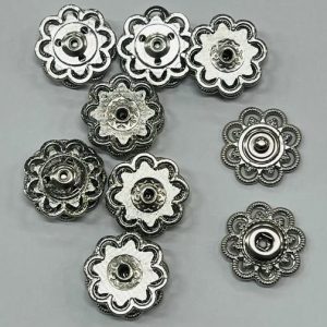 Prisiuvama sidabrinė spaudė – gėlytė, 21mm, 1vnt 00526