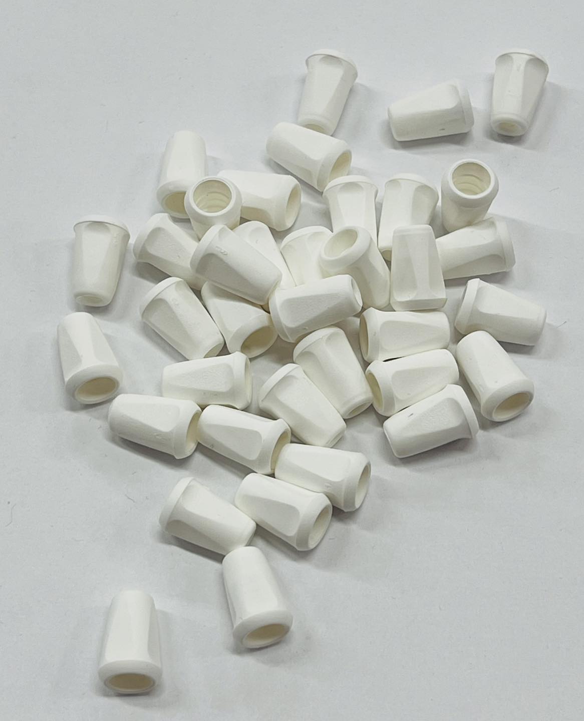 Balti virvelių laikikliai, pailgi, plastikiniai, 1vnt 1480/101