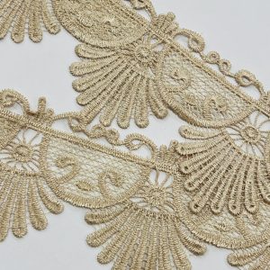Šviesiai ruda (į gelsvumą) nėrinių juosta, 9cm, 1m 03351