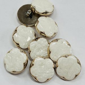 Auksinė saga „Balta perlamutrinė gėlė”, 25mm, 1vnt 03353