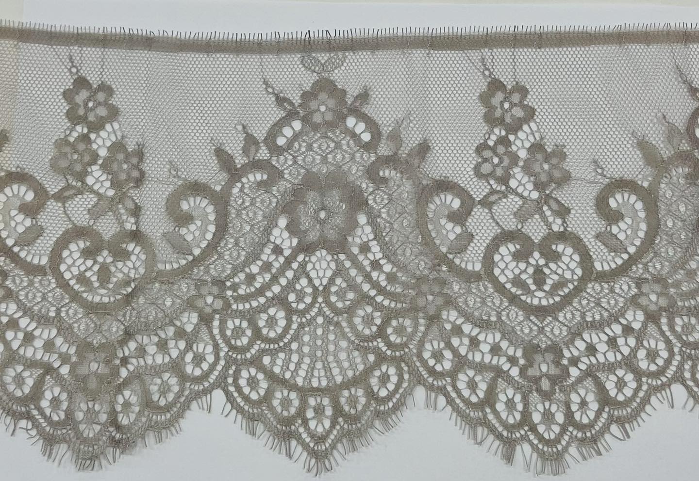 Pilka nėrinių juosta, 18cm, klasikinio rašto, 1m 03396