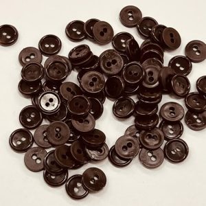 Apvali, plastikinė, 2 skylučių tamsiai ruda sagutė, 11mm, 1vnt 1818K304