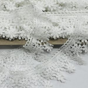 Balta gipiūrinė nėrinių juosta „Dvi eilės gėlyčių”, 5cm 03404