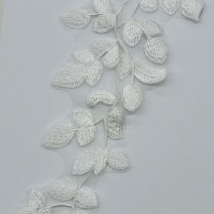 Pieno baltumo nėrinių aplikacija „Siuvinėti lapeliai”, 31*12,5cm, 1vnt 02665