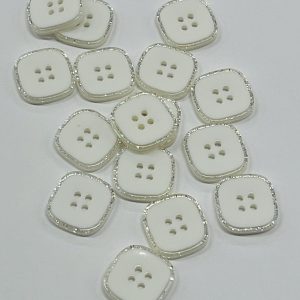 Plastikinė balta, kvadratinė saga blizgiais krašteliais, 25mm, 1vnt 03433