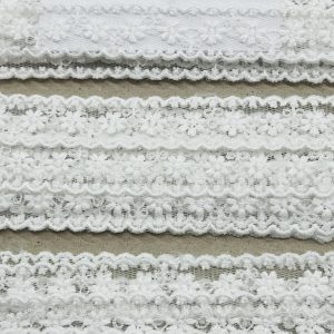 Pieno baltumo gėlėta gipiūrinė nėrinių juostelė, 20mm, 1m 03457
