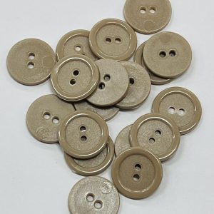 Kakavinė plastikinė sagutė, 2cm, 2 skylučių, 1vnt 1832K308