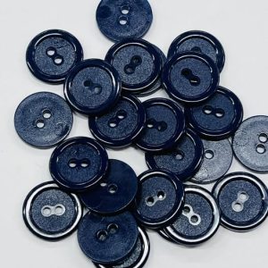 Tamsiai mėlyna plastikinė sagutė, 2cm, 2 skylučių, 1vnt 1832K227
