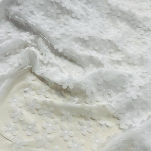 Baltas šifonas prisiūtom gėlytėm, 1m 0246