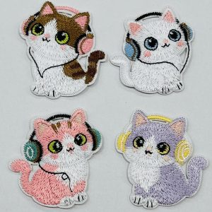 Siuvinėta aplikacija „Katytė su ausinėm”, 5cm, 1vnt 03512
