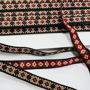 Tamsiai ruda tautinė juostelė bordo rombiukais, 10mm, 1m 03533