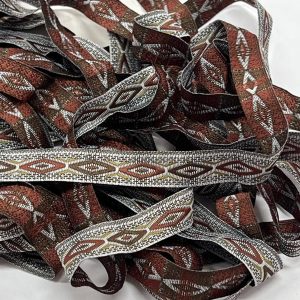 Tamsiai ruda tautinė juostelė bordo rombiukais, 10mm, 1m 03535