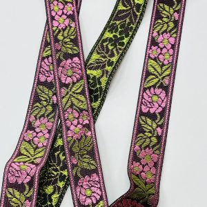 Tautinė juostelė „Rožinės gėlytės žaliais lapeliais”, 2cm, 1m 03531