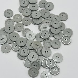 Šviesiai pilka plastikinė sagutė, 2cm, 2 skylučių, 1vnt 1832K310