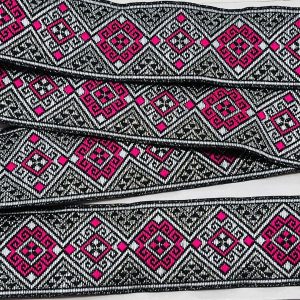 Austa tautinė juostelė, rožiniais – sidabriniais raštais, 33mm, 1m 03562