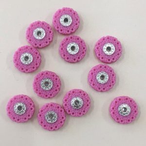 Šviesiai rožinės, plastikinės prisiuvamos spaudės, 23mm, 1vnt 00896