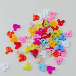 Plastikinė sagutė  – Mikutė, įvairių spalvų, 13*15mm, 1vnt 00006