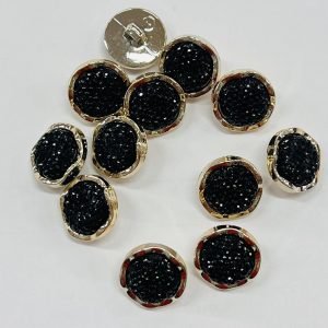 Plastikinė saga „Juodos akutės auksiniam apvadėly”, 18mm, 1vnt 03577
